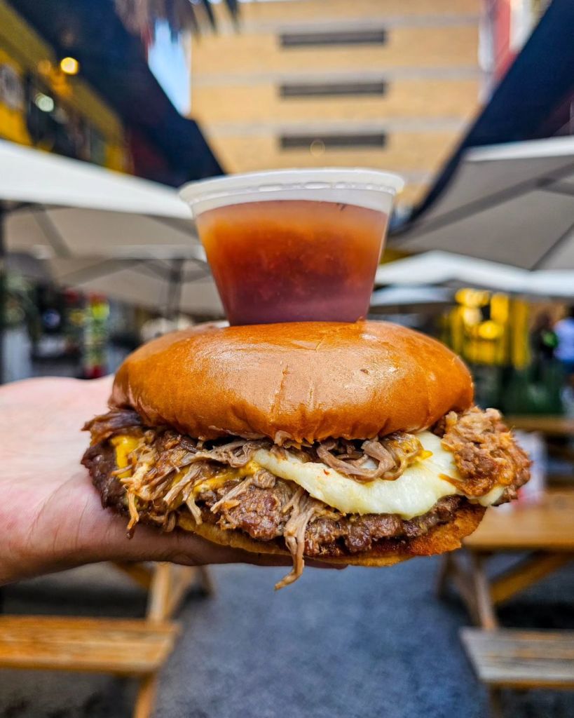Hay una hamburguesa de birria en la CDMX que te deja los ojos en blanco de lo rico