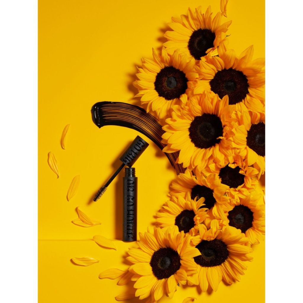 fondo amarillo con girasoles y rimel de KVD