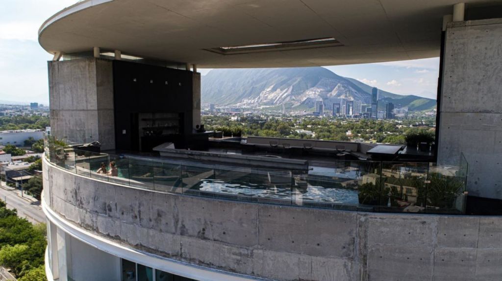 Nada en la alberca infinita con las mejores vistas de Monterrey