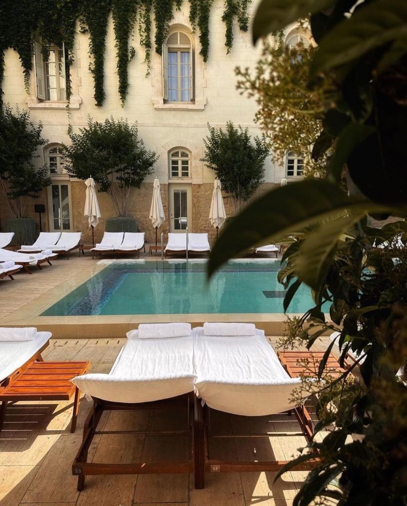 Este hotel en Tel Aviv solía ser un hospital francés del siglo XIX (con increíbles vistas del Mediterráneo)