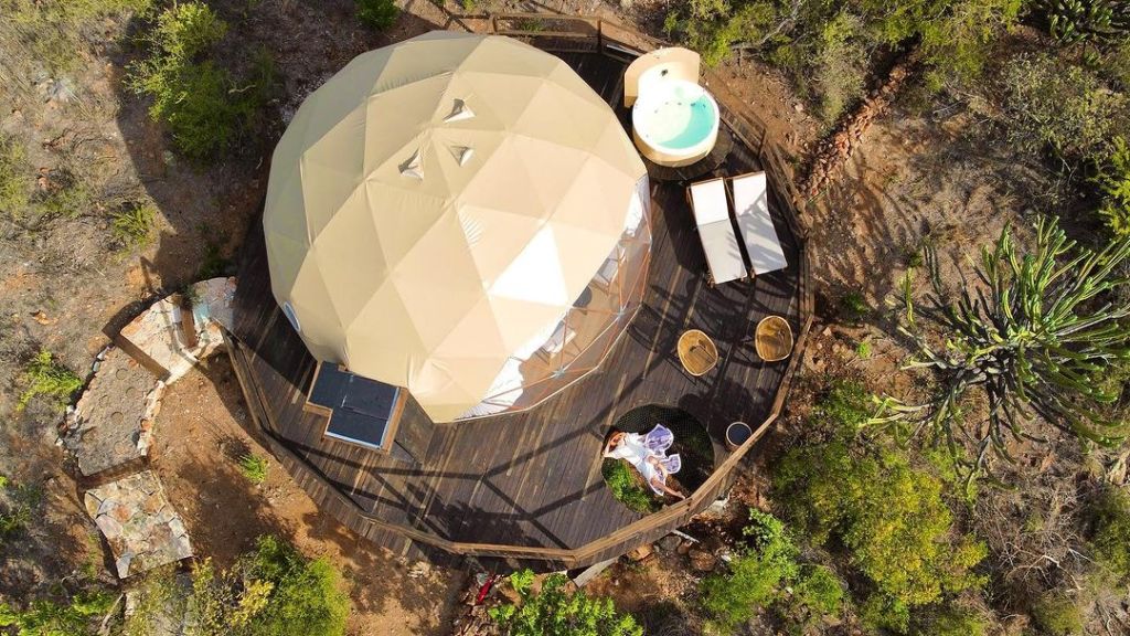 Este glamping en un viñedo de Querétaro tiene jacuzzi privado y redes colgantes en sus terrazas