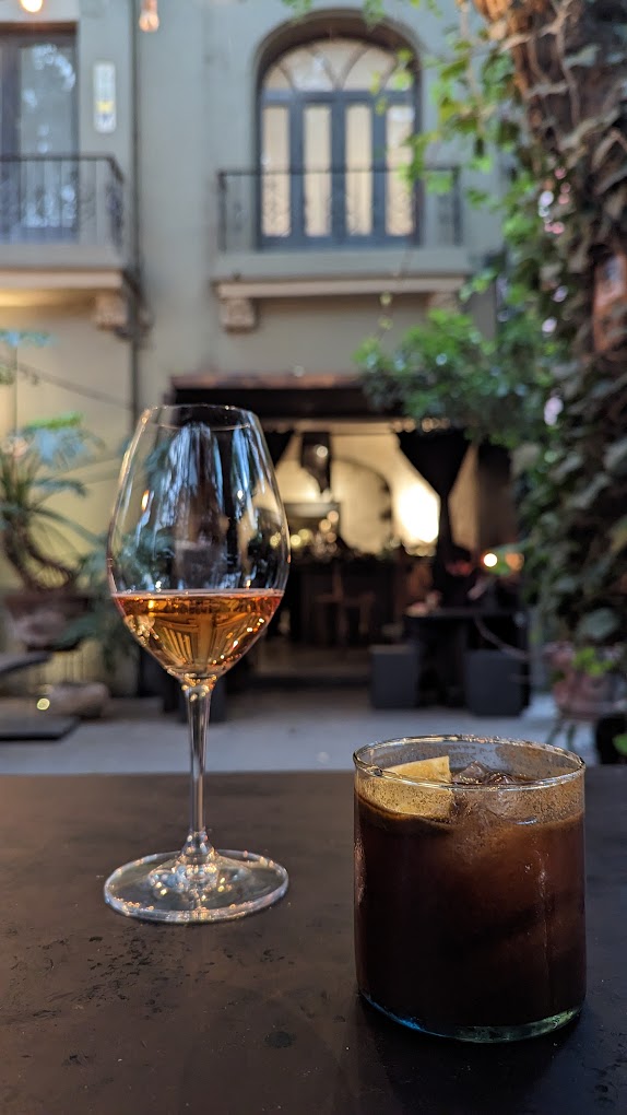 copa de vino y coctel frente a la fachada de restaurante en la condesa