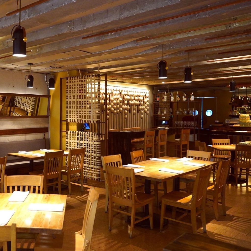 restaurante en la condesa con decoración rústica