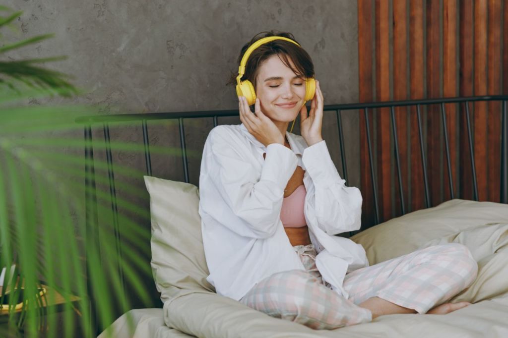 7 podcasts que son casi tan buenos como ir a terapia (te animarán mucho)