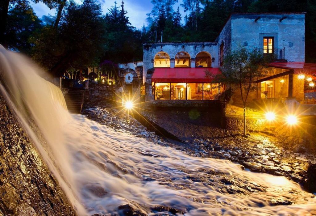 Este es el restaurante cerca de la CDMX que tiene su propia cascada (la vista es insuperable)