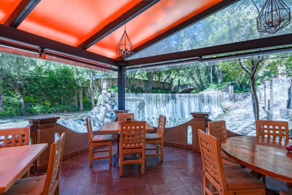 Hotel con cascada cerca de la CDMX
