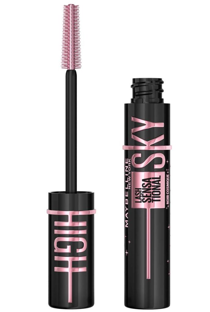 rimel de pestañas Maybelline con fondo blanco 