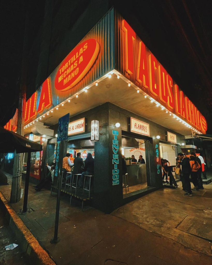 taquería tradicional en la escandón con marquesina encendida por la noche
