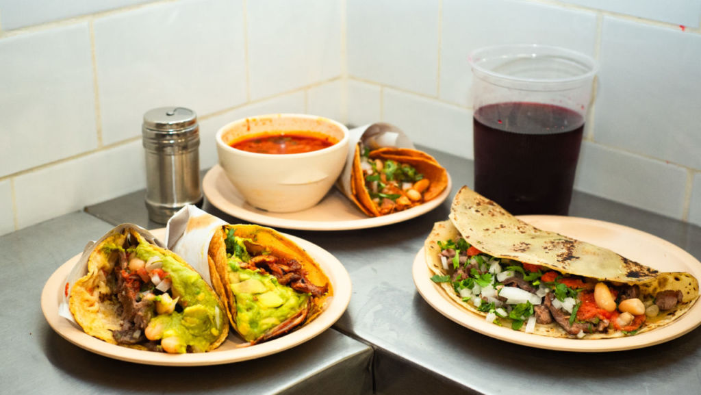 De puesto callejero al local de tacos tijuanenses más viral de la CDMX (de la mejor birria en la colonia Roma)