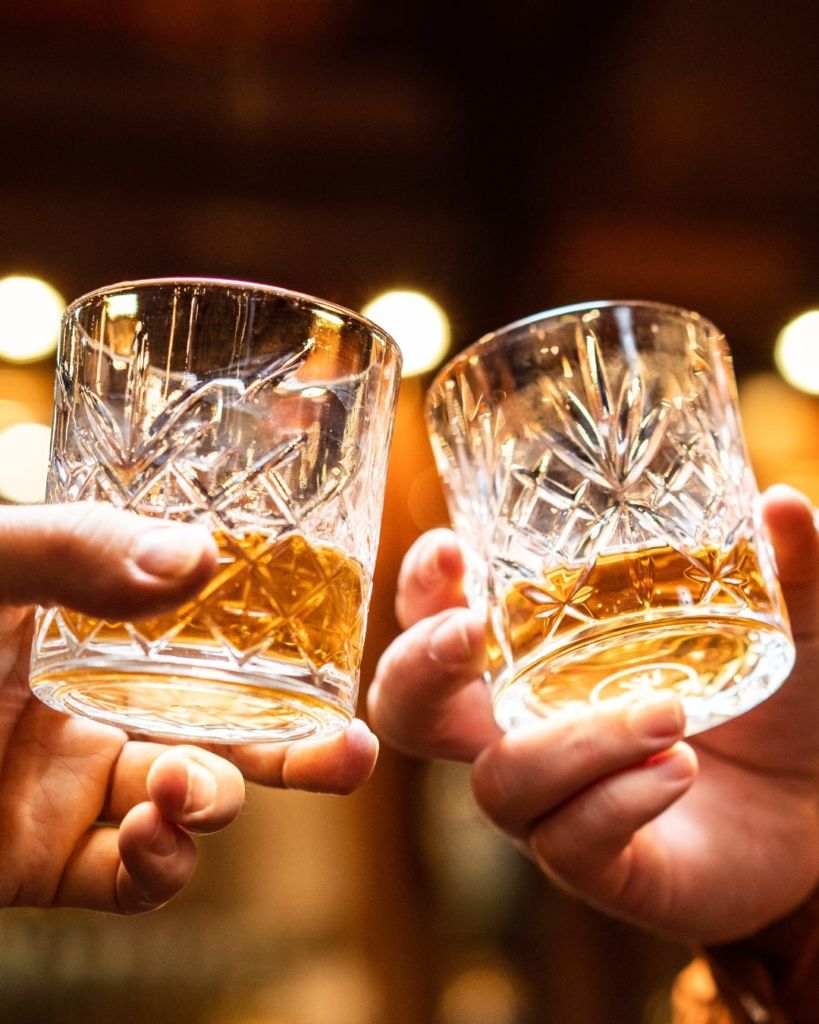 El primer whiskey del mundo tiene más de 400 años, y sigue siendo la botella que no puede faltar en tu cava