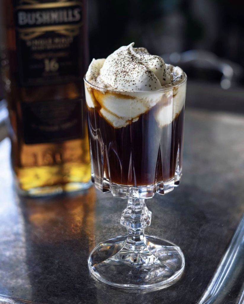 coctelería con whiskey