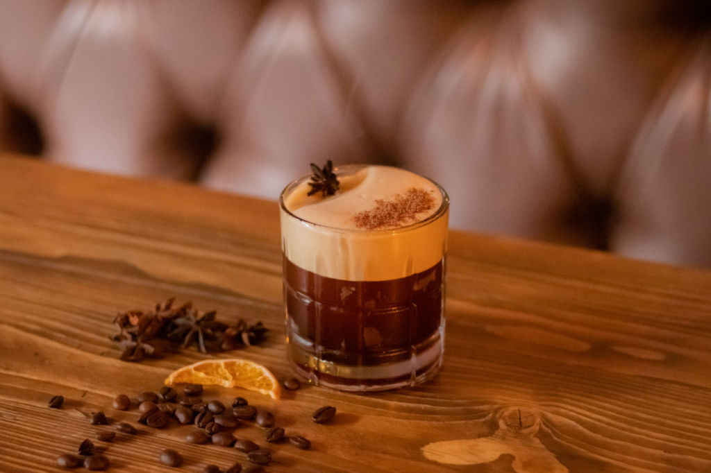 6 carajillos con un twist mexicano para disfrutar este 15 de septiembre (de mole, maíz y chocolate)