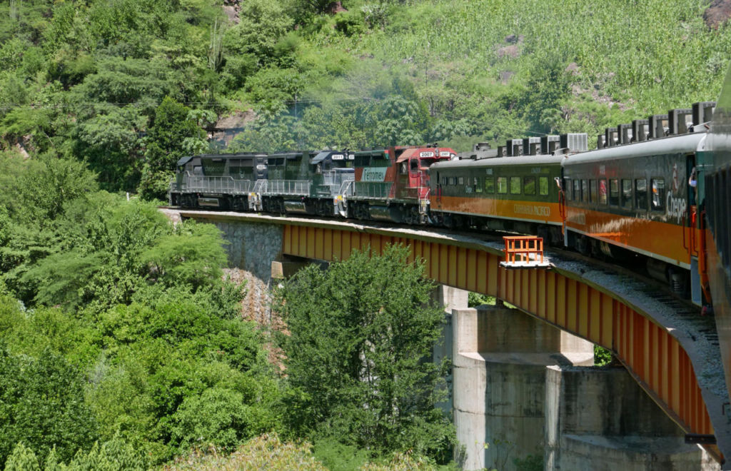 En esta parada del Chepe Express podrás cruzar un puente colgante con vista a las Barrancas del Cobre