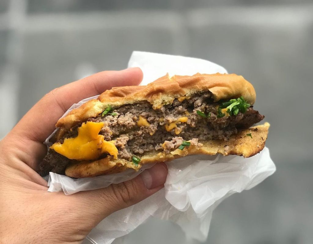 Descubre el carrito de hamburguesas en la Roma que la está rompiendo en redes