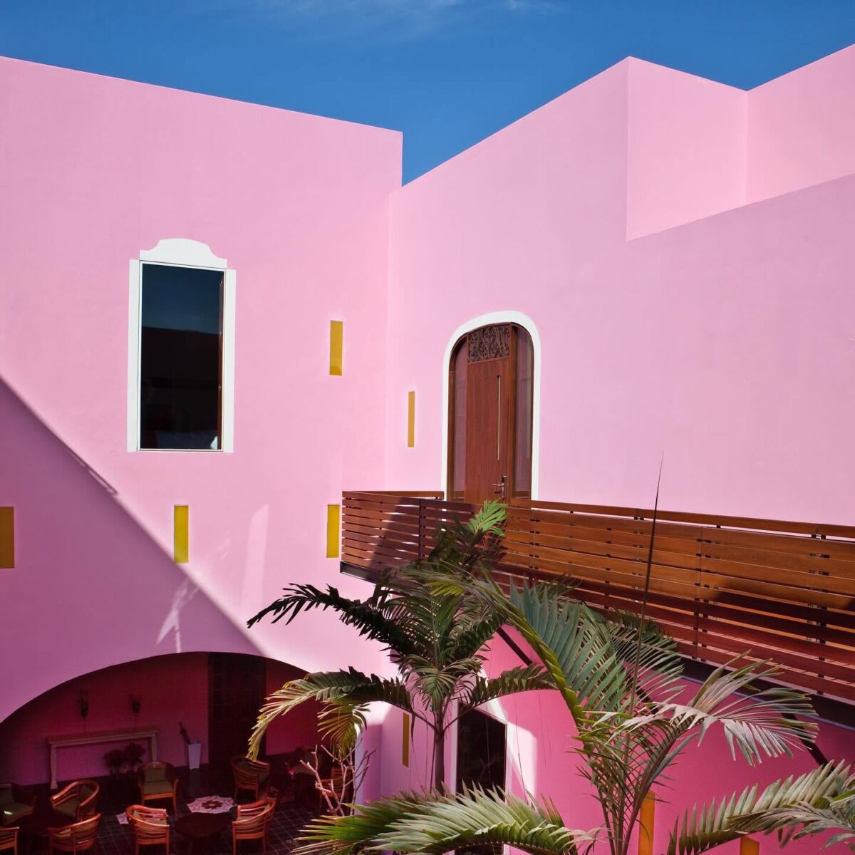 alojamiento en Mérida con fachada rosa 
