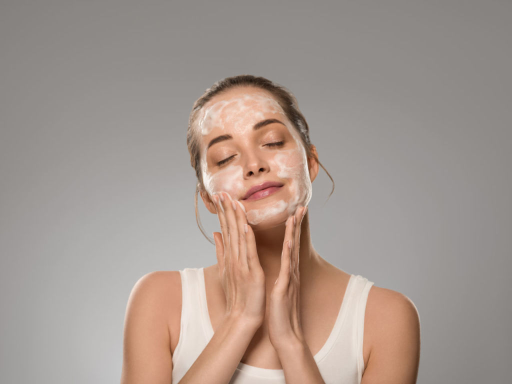 7 limpiadores faciales para controlar la piel grasa y eliminar los molestos granitos