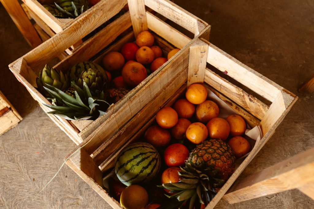 Hay un nuevo mercadito artesanal oculto en el jardín de un restaurante en la Roma (pan, vino y productos locales)