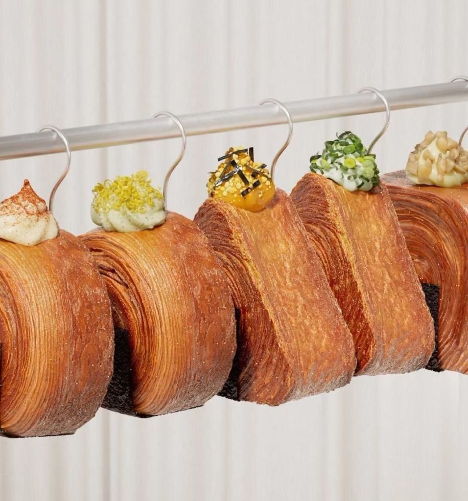 Existe una cafetería coreana con nigiris de croissant y esculturas gigantes en cada habitación