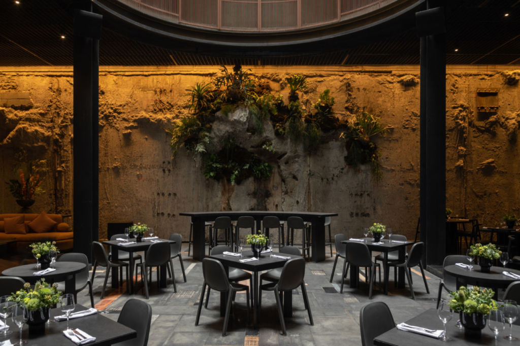 Elora: el nuevo restaurante en la CDMX que te hará sentir dentro de una cueva contemporánea por su interiorismo