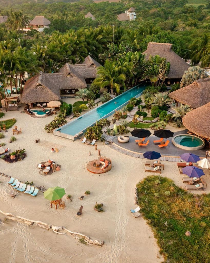 Este hotel escondido en Oaxaca tiene una alberca sobre la playa (tan instagrameble como te imaginas)