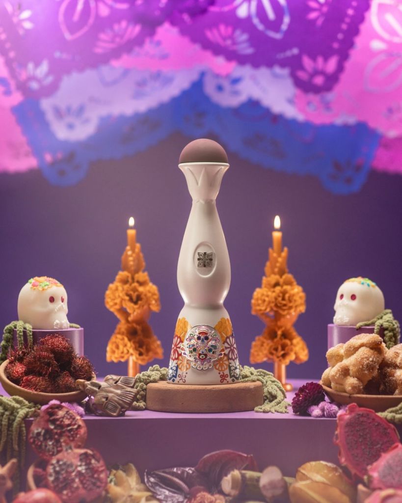 Estas botellas de tequila y mezcal se verán espectaculares en tu altar de muertos 