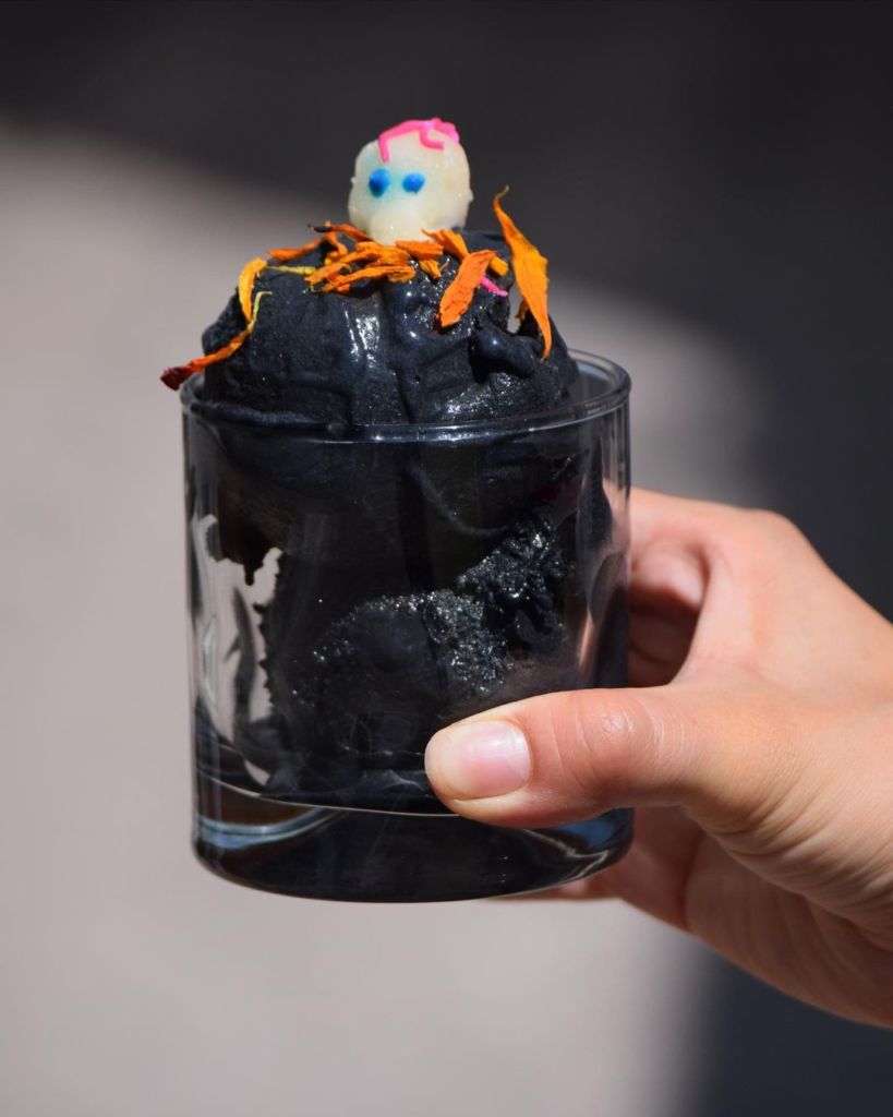 Este cafecito tradicional de la CDMX tiene helado de Mictlán y pan de muerto con ceniza (imperdibles)