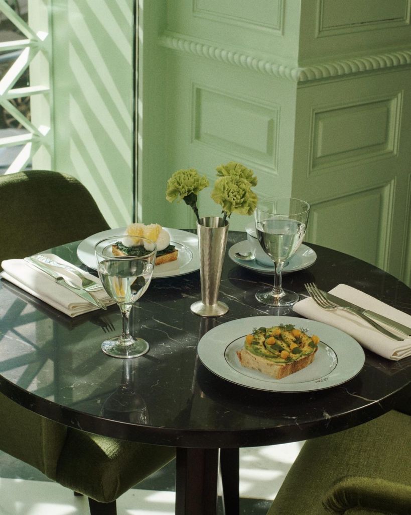 cafeterías de marcas de lujo Prada Harrods 