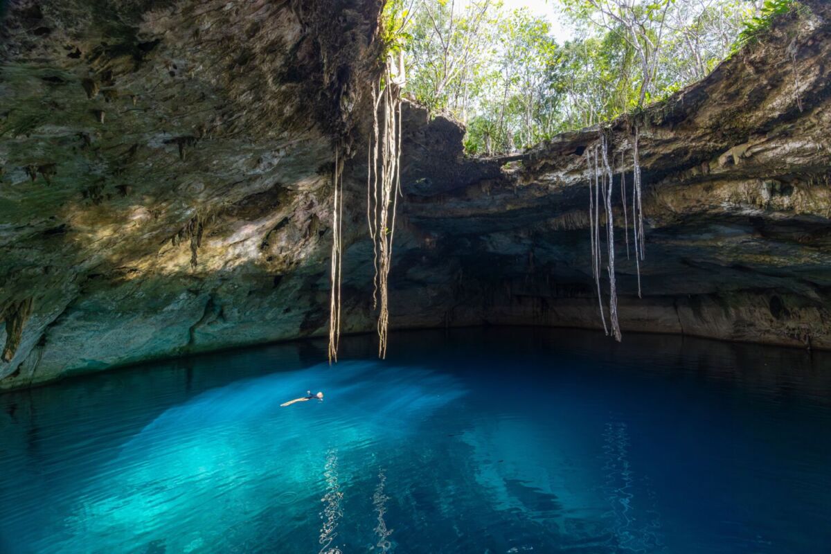 cenote de agua turquesa