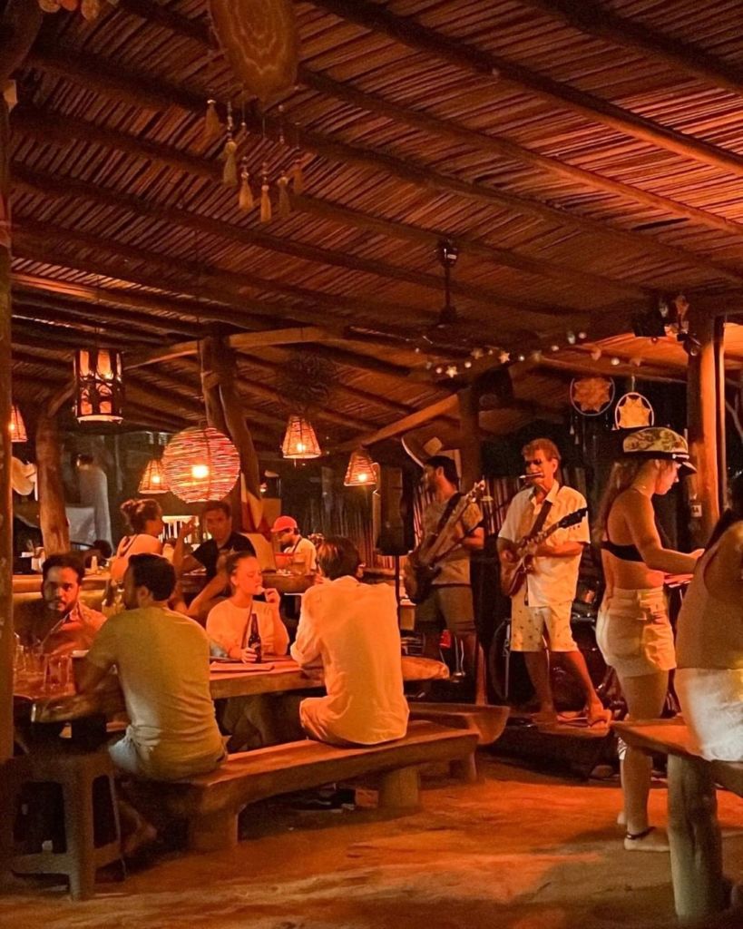 comida tailandesa Puerto Escondido música en vivo 