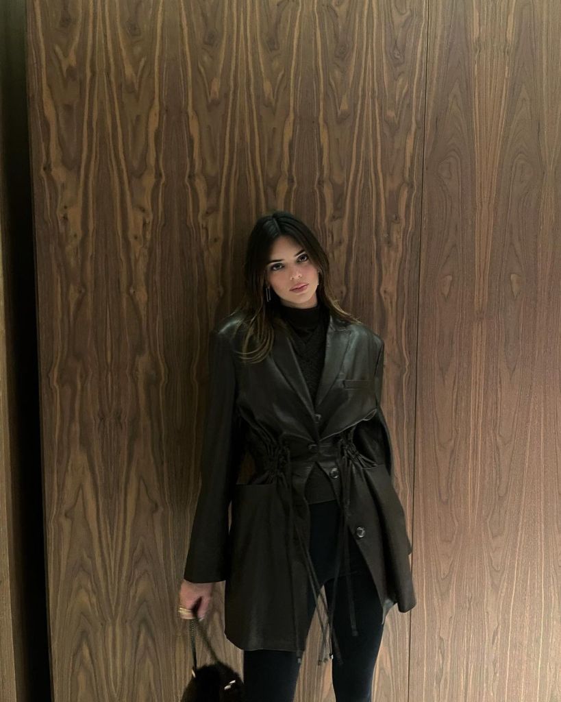 gabardina de cuero 2023 tendencia 