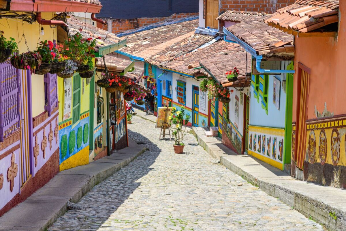 calle con casas coloridas en Guatapé, Colombia