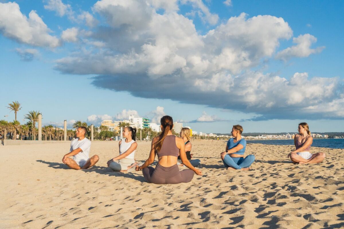 grupo de mujeres practicando yoga 