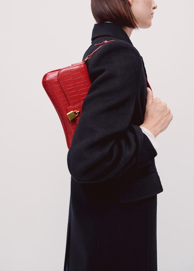 Moda otoño 2023 bolso rojo 