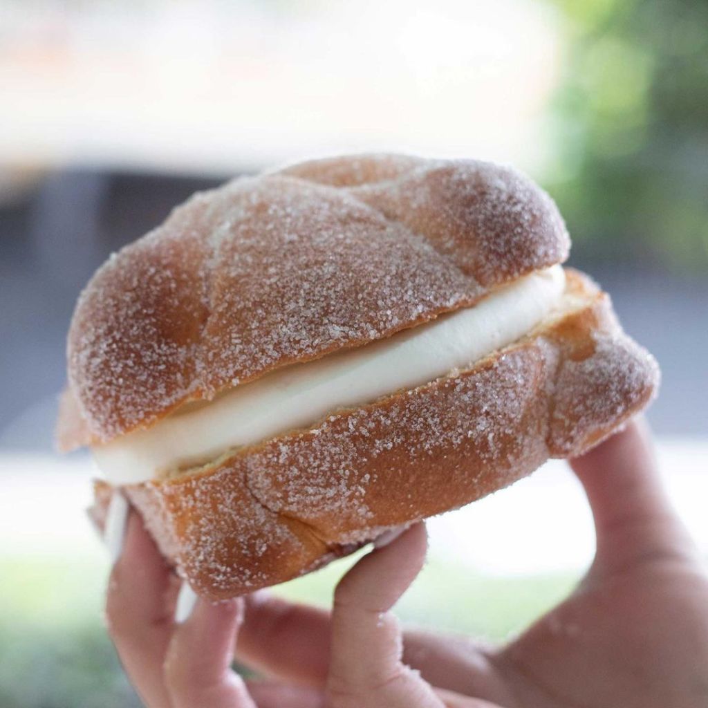pan de muerto relleno de nata
