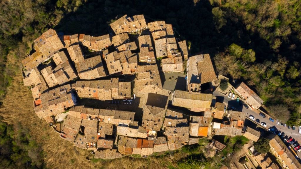 Calcata, el pueblo bohemio más bonito que debes visitar si viajas a Europa este año 