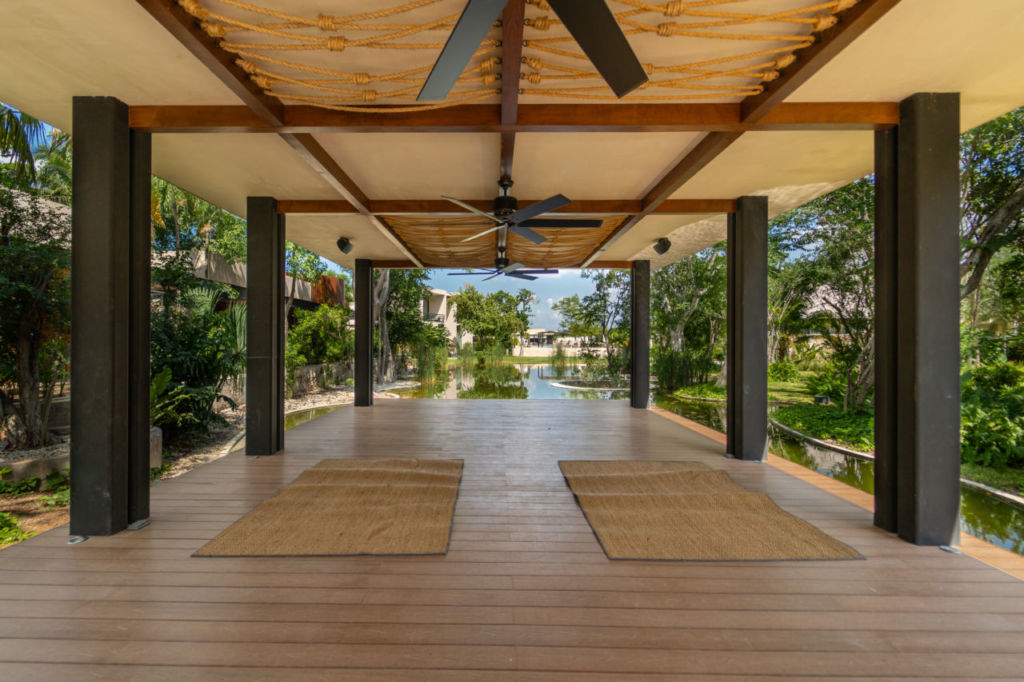 spas en Yucatán deck yoga 