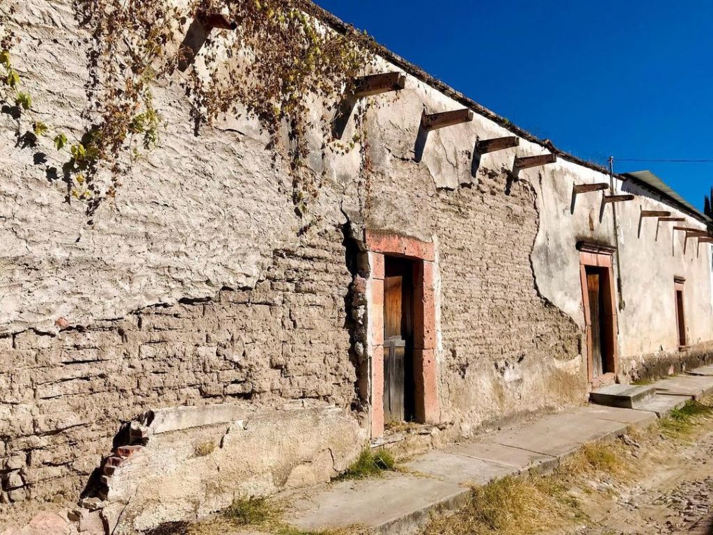 Temacapulín: el sitio que iba a desaparecer inundado y ahora es un Pueblo Mágico de aguas termales