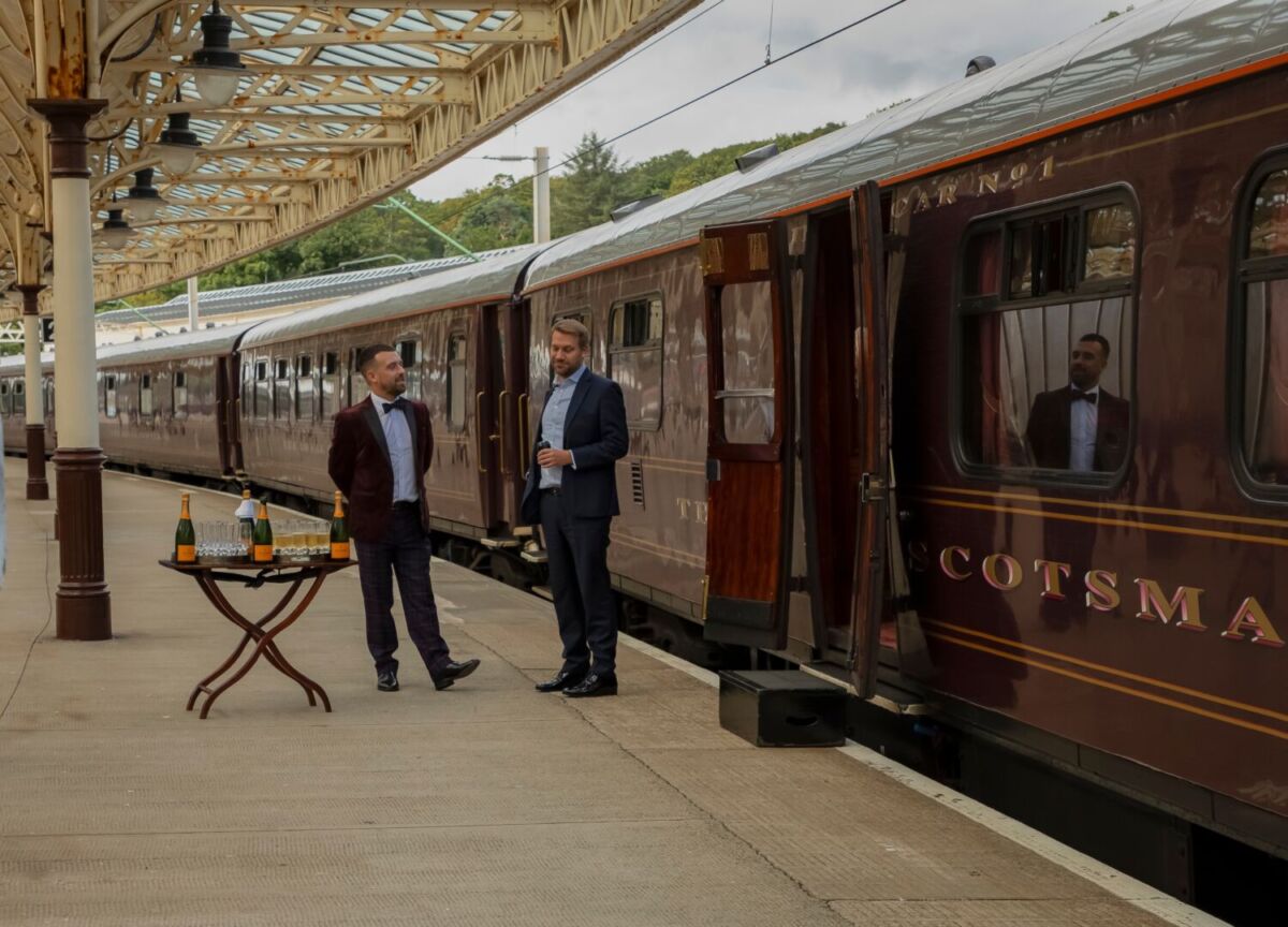 personas frente a un tren de lujo en Escocia 