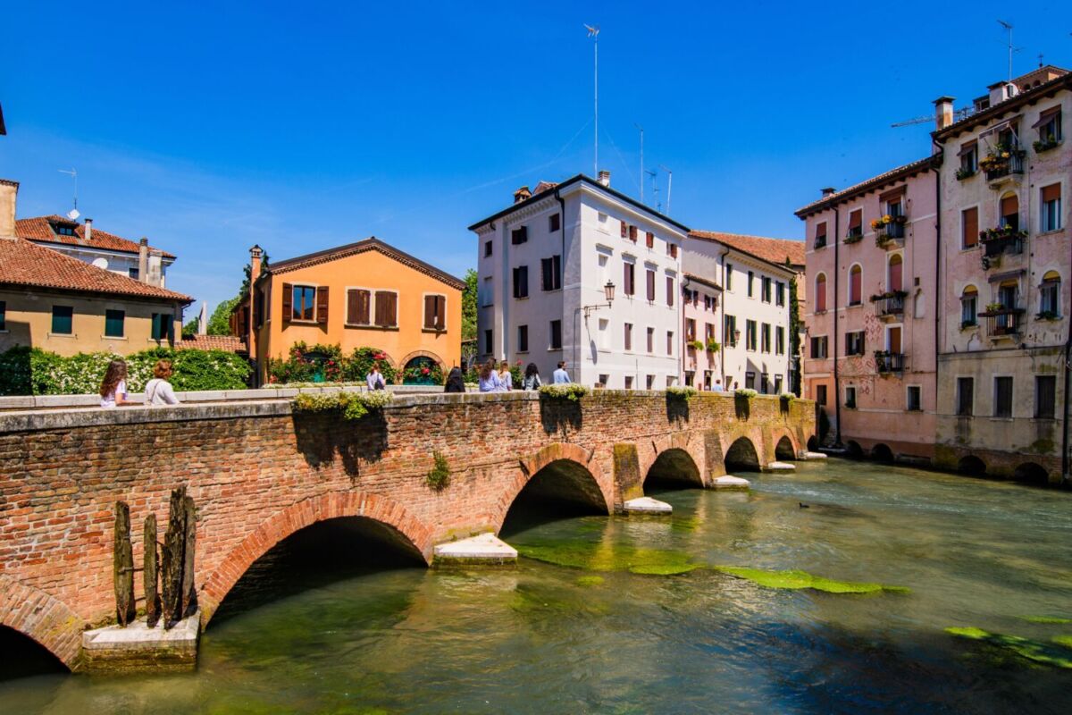 El pueblito italiano lleno de canales como Venecia, pero mucho menos conocido (y menos caro)