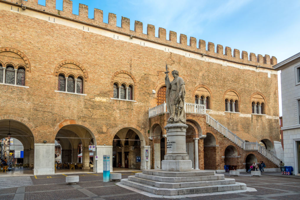 pueblos con edificios medievales en Italia