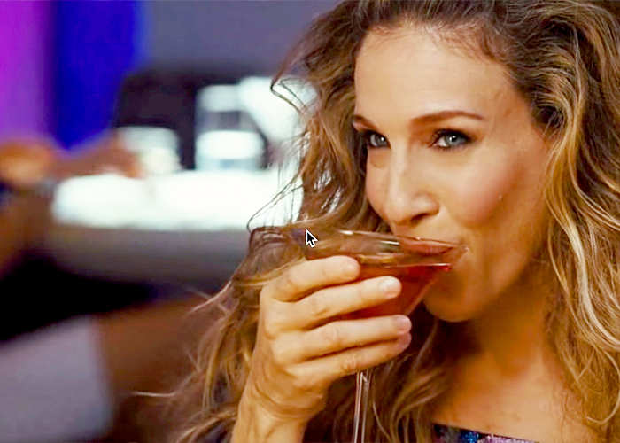 La receta del Cosmopolitan de Carrie Bradshaw y otros cócteles de películas