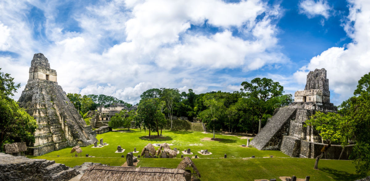 Templos mayas de Gran Plaza o Plaza Mayor en Parque Nacional Tikal