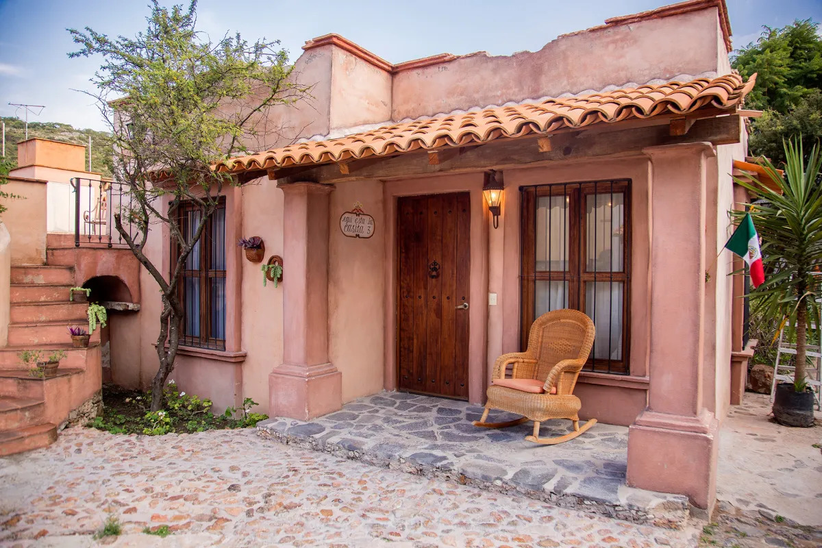 No es un minipueblito, es un hotel con las mejores vistas a la Peña de Bernal