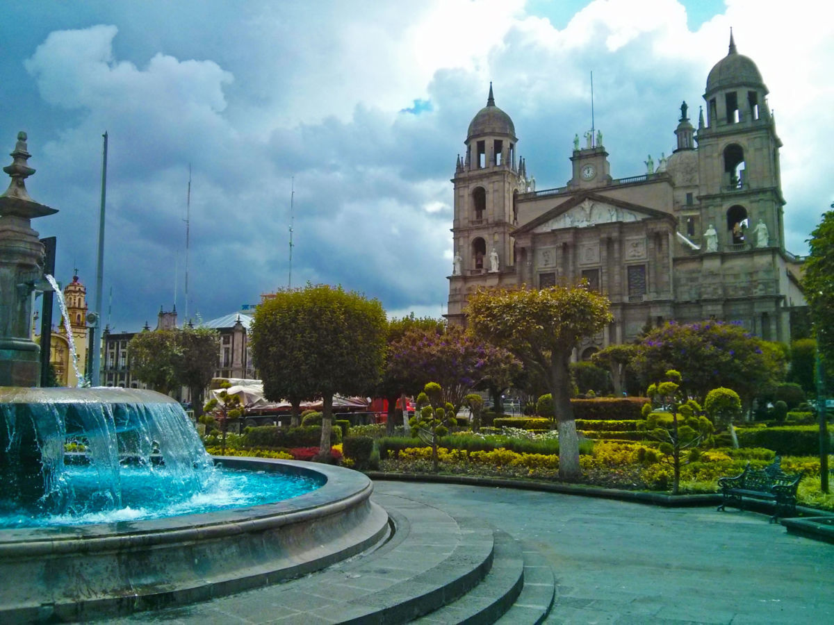 Plaza central en Toluca de Lerdo, Estado de México. 