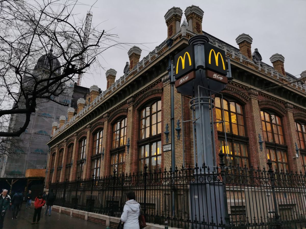 exterior McDonald's Budapest