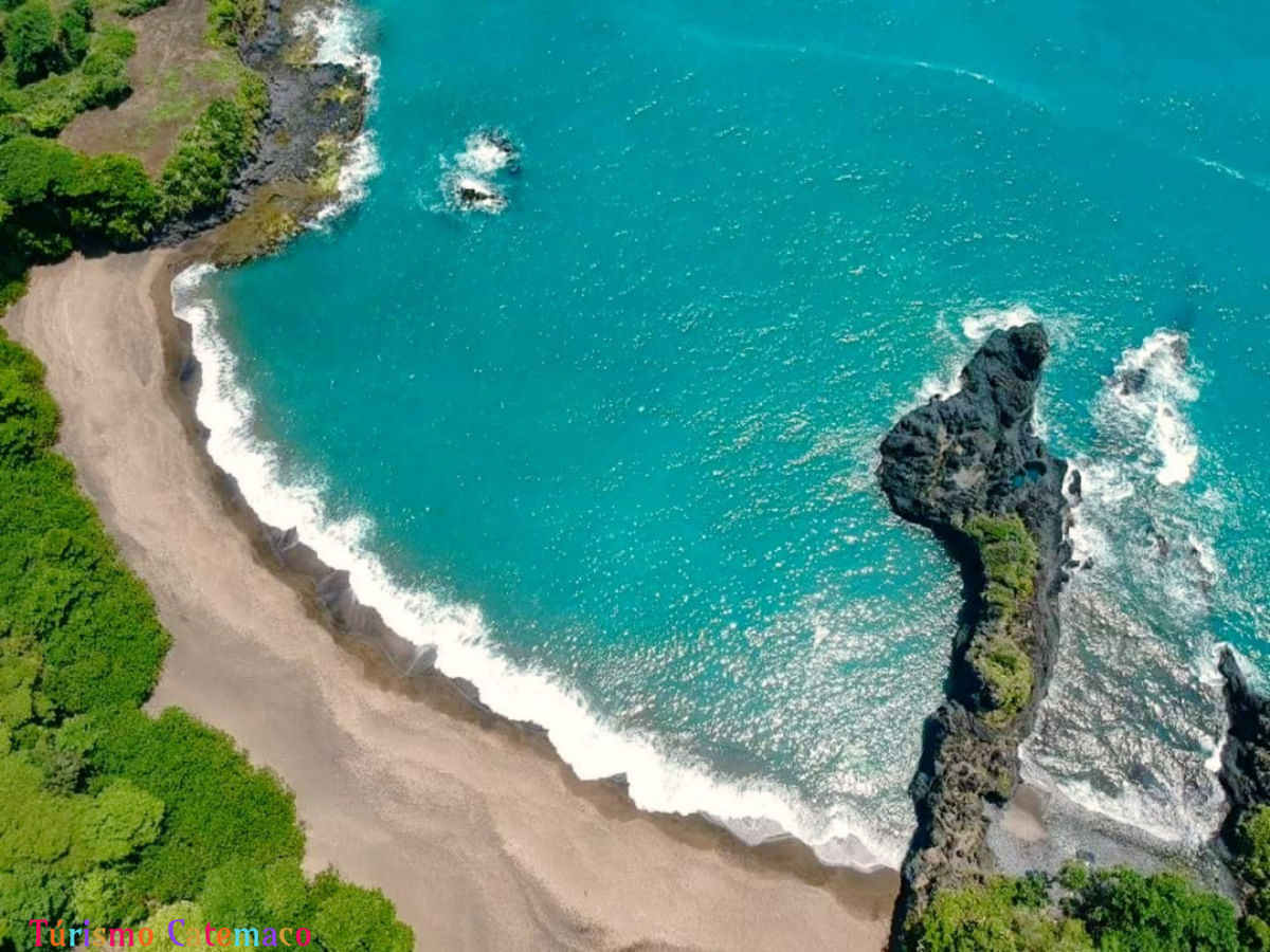 En Veracruz hay una playa sin olas que tiene aguas turquesa y piedra volcánica