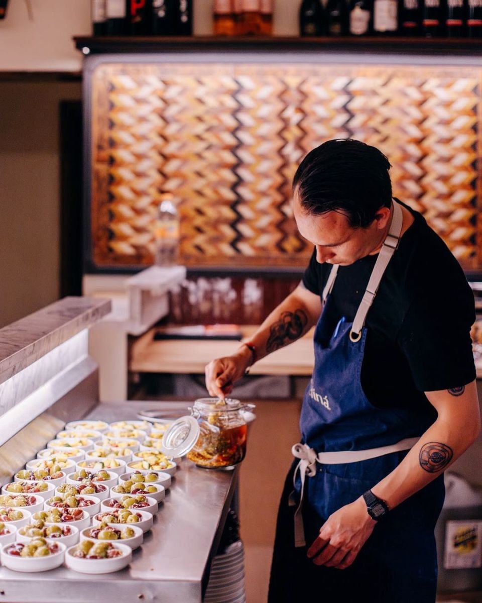 Chef preparando alimentos