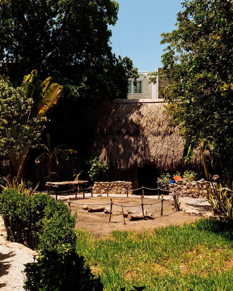Restaurante con aldea maya oculta