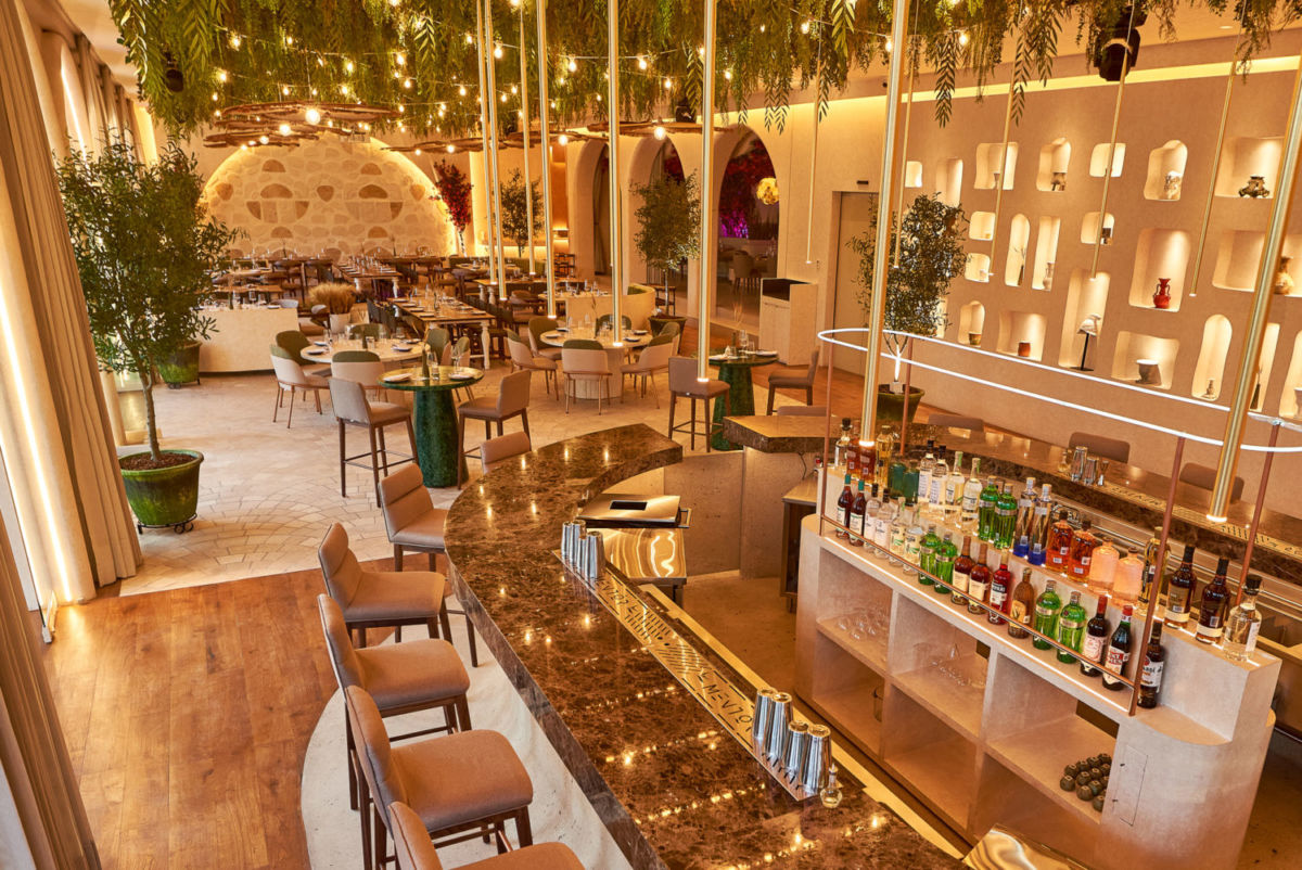 El nuevo restaurante griego del St. Regis te transportará a Santorini (pero con vistas a Paseo de la Reforma)