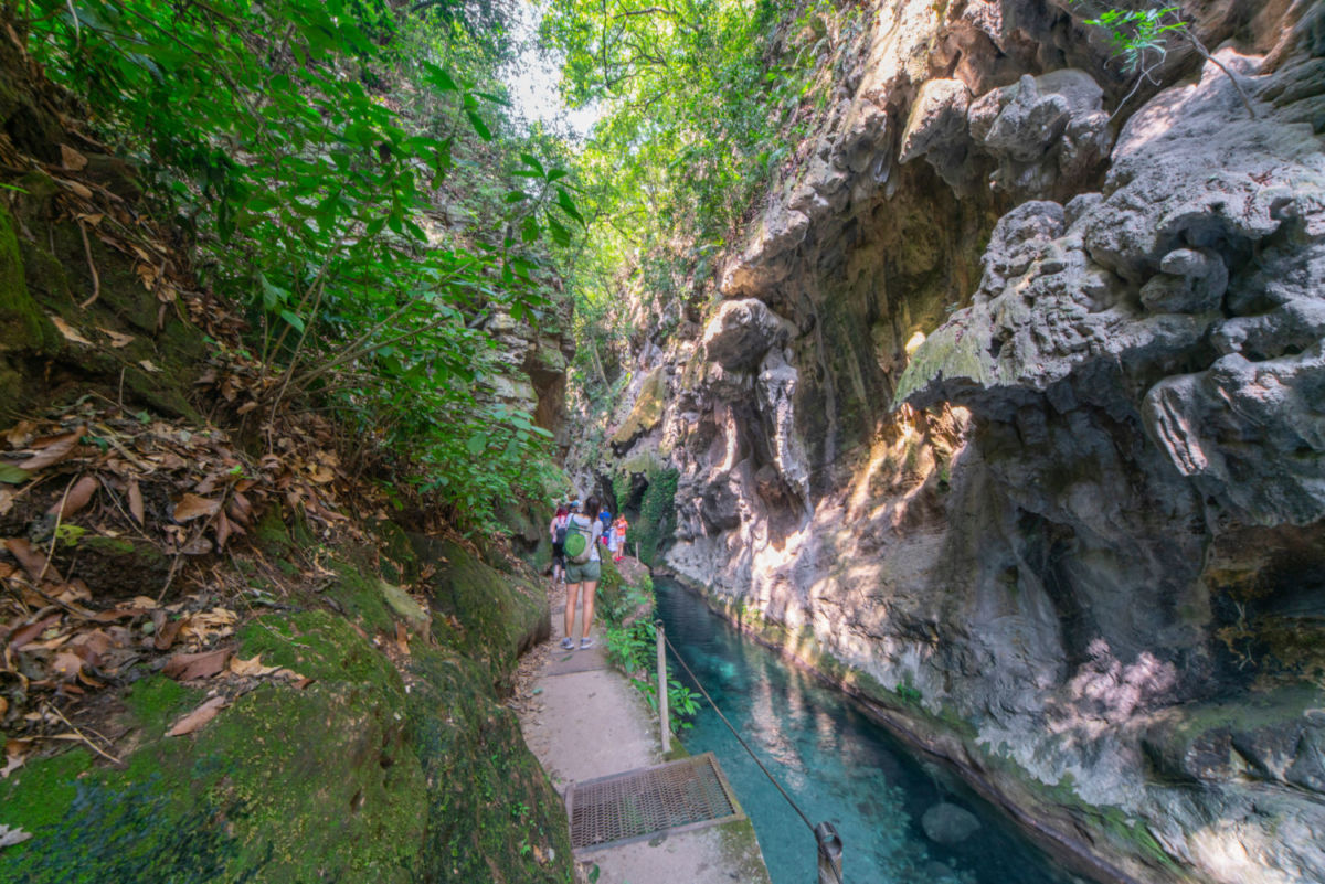 No es Xcaret, es un caminito al lado de un río muy cerca de la CDMX